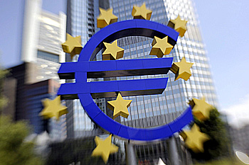 Símbolo del euro frente al Banco Central Europeo en Fráncfort (Alemania). Símbolo del euro frente al Banco Central Europeo en Fráncfort (Alemania).