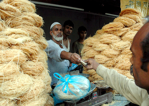 Compra de dulces artesanos en un mercado de la ciudad de Bhopal, en la India. Compra de dulces artesanos en un mercado de la ciudad de Bhopal, en la India.
