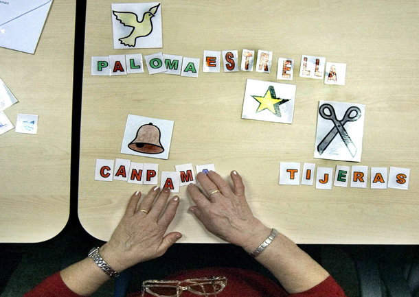 Una enferma de alzheimer asocia palabras e imágenes. Una enferma de alzheimer asocia palabras e imágenes.