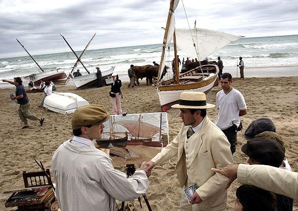 Un momento del rodaje de la miniserie de televisión «Cartas de Sorolla», en Oliva (Valencia). Un momento del rodaje de la miniserie de televisión «Cartas de Sorolla», en Oliva (Valencia).
