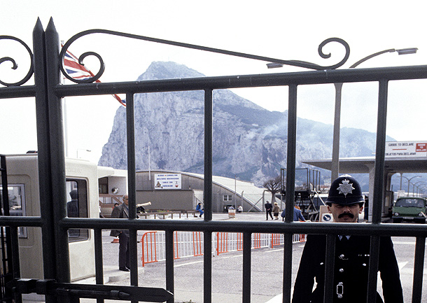 La verja frontera entre España y Gibraltar se abrió definitivamente en febrero de 1985. La verja frontera entre España y Gibraltar se abrió definitivamente en febrero de 1985.