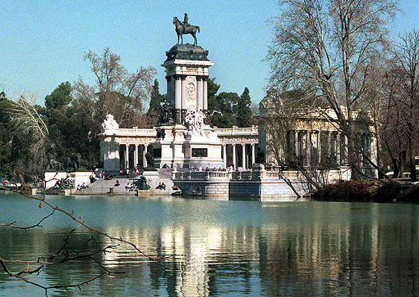 Monumento a Alfonso XII de España construido gracias a la financiación popular en el Parque del Retiro (Madrid). Monumento a Alfonso XII de España construido gracias a la financiación popular en el Parque del Retiro (Madrid).