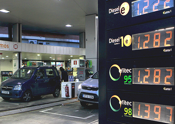 Panel que refleja el precio de los carburantes en una gasolinera de Madrid (2011) Panel que refleja el precio de los carburantes en una gasolinera de Madrid (2011)