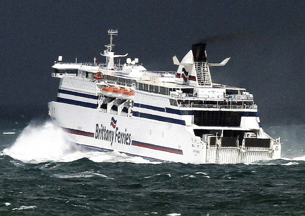 Un ferry sale del puerto de Santander, en medio de un fuerte oleaje (Santander, Espa&ntilde;a, 19/4/2012)