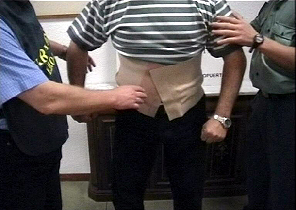 Uno de los mulas detenidos en Barajas, Madrid (España) Uno de los mulas detenidos en Barajas, Madrid (España)