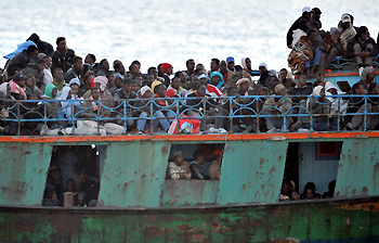 Inmigrantes hacinados en un bote llegan al puerto de la isla italiana de Lampedusa (Italia, 8/4/2011). Inmigrantes hacinados en un bote llegan al puerto de la isla italiana de Lampedusa (Italia, 8/4/2011).