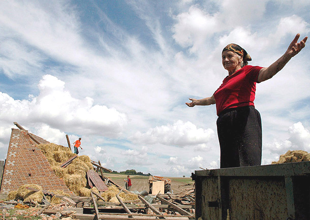 Reacción de una  mujer ante su granja destruida por una fortísima tormenta en Nikodemow (Polonia).