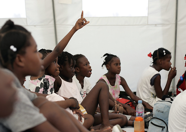 Niñas haitianas vuelven a estar presentes en las aulas. Puerto Príncipe (Haití, 2010) Niñas haitianas vuelven a estar presentes en las aulas. Puerto Príncipe (Haití, 2010)