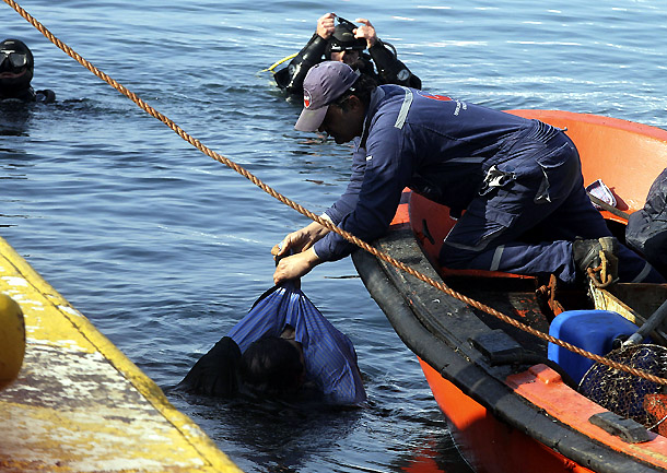 Rescate del cadáver de un hombre en el puerto de El Pireo (Grecia, 19/3/2012)