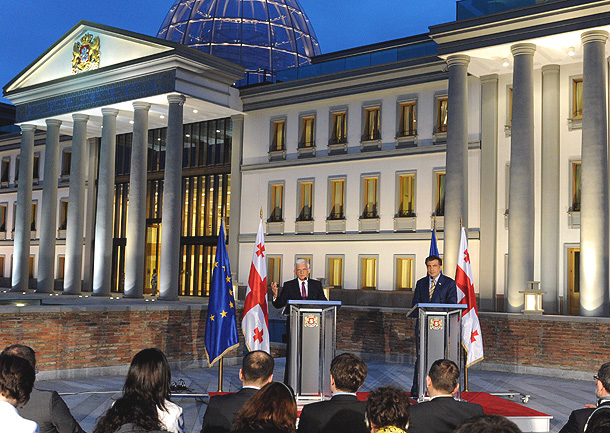 Mijaíl Saakashvili (d) y Jerzy Buzek (i), frente al palacio presidencial de Tiflis (19/5/2011). Mijaíl Saakashvili (d) y Jerzy Buzek (i), frente al palacio presidencial de Tiflis (19/5/2011).