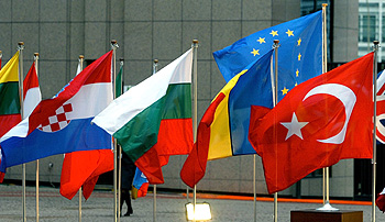 Banderas de Turquía, Rumania, Bulgaria y Croacia, frente a la sede del Consejo Europeo en Bruselas ( 17/12/2004). Banderas de Turquía, Rumania, Bulgaria y Croacia, frente a la sede del Consejo Europeo en Bruselas ( 17/12/2004).
