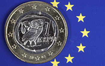 Una moneda de euro griego sobre el emblema de la Unión Europea, Schwein (Alemania, 2011) Una moneda de euro griego sobre el emblema de la Unión Europea, Schwein (Alemania, 2011)