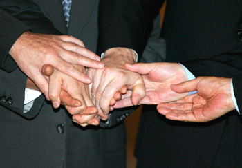 Simbólico gesto previo a unas negociaciones, Pekín (China, 2005) Simbólico gesto previo a unas negociaciones, Pekín (China, 2005)