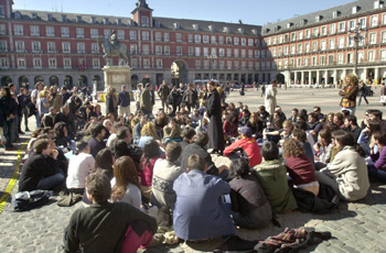 Un grupo de estudiantes recibe una clase en la Plaza Mayor de Madrid (España) Un grupo de estudiantes recibe una clase en la Plaza Mayor de Madrid (España)