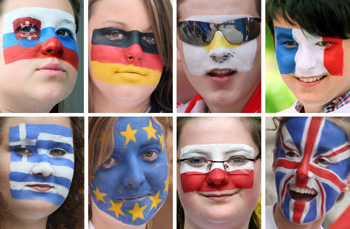 Grupo de jóvenes con banderas europeas pintadas en sus caras durante el desfile Schuman (Polonia, 2010) Grupo de jóvenes con banderas europeas pintadas en sus caras durante el desfile Schuman (Polonia, 2010)