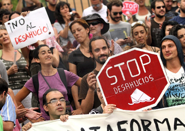 Un grupo de indignados piden el aplazamiento de un deshaucio en Mçalaga (España, 2011) Un grupo de indignados piden el aplazamiento de un deshaucio en Mçalaga (España, 2011)