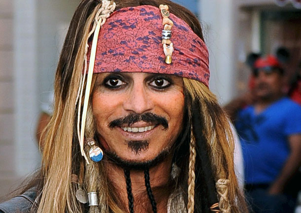 Johnny Depp en su caracterización en la película «Piratas del Caribe» Johnny Depp en su caracterización en la película «Piratas del Caribe»