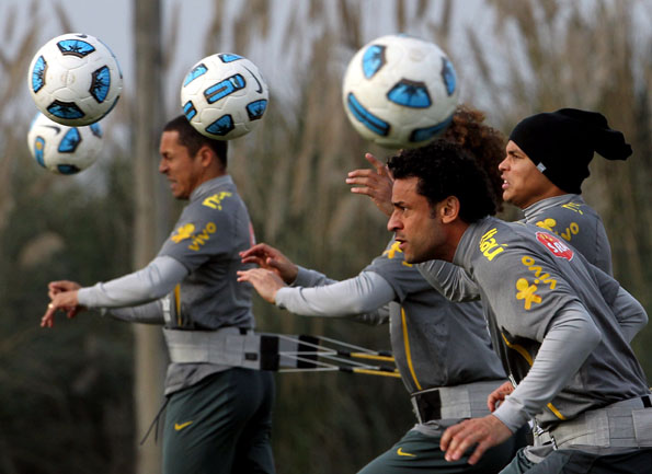 Jugadores de la selección brasileña de fútbol durante un entrenamiento, Copa América (Argentina 2011) Jugadores de la selección brasileña de fútbol durante un entrenamiento, Copa América (Argentina 2011)