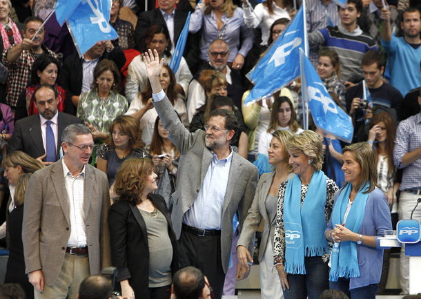 El líder del Partido Popular junto a otros candidatos al Congreso por Madrid y las presidentas de Madrid y Castilla-La Mancha en un mitin electoral El líder del Partido Popular junto a otros candidatos al Congreso por Madrid y las presidentas de Madrid y Castilla-La Mancha en un mitin electoral