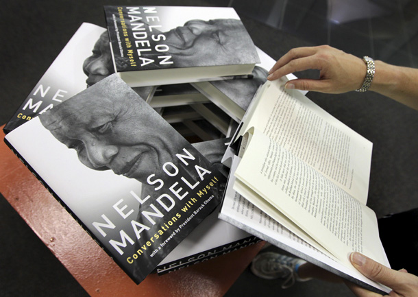 Ejemplares del nuevo libro sobre el expresidente sudafricano Nelson Mandela, Johanesburgo (Sudáfrica, 2010) Ejemplares del nuevo libro sobre el expresidente sudafricano Nelson Mandela, Johanesburgo (Sudáfrica, 2010)