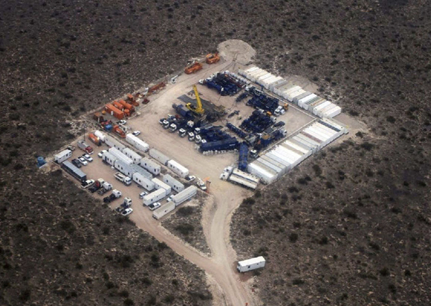 Yacimiento de petróleo Loma La Lata en la provincia de Neuquén (Argentina, 2011) Yacimiento de petróleo Loma La Lata en la provincia de Neuquén (Argentina, 2011)