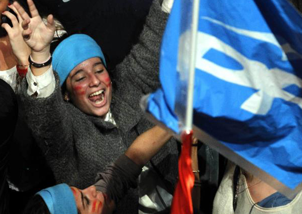 Simpatizantes del Partido Popular celebran la victoria electoral junto a la sede del partido, Madrid (España, 2011) Simpatizantes del Partido Popular celebran la victoria electoral junto a la sede del partido, Madrid (España, 2011)