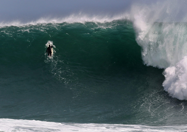 Un surfista rema contra una ola en Ciudad del Cabo (Sudáfrica, 2011) Un surfista rema contra una ola en Ciudad del Cabo (Sudáfrica, 2011)