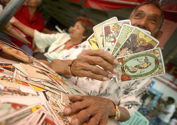 Un adivino filipino con las cartas del tarot, Manila (Filipinas, 2006) Un adivino filipino con las cartas del tarot, Manila (Filipinas, 2006)