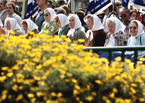 Concentración de las Madres de la Plaza de Mayo en Buenos Aires (Argentina 2007) Concentración de las Madres de la Plaza de Mayo en Buenos Aires (Argentina 2007)