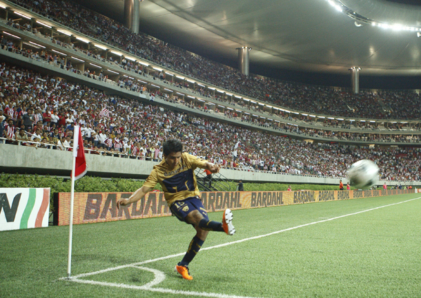 Saque de esquina del delantero del Pumas en uno de los partidos del Torneo Clausura 2011, Guadalajara (México, 2011) Saque de esquina del delantero del Pumas en uno de los partidos del Torneo Clausura 2011, Guadalajara (México, 2011)