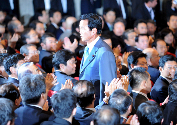 Elección del presidente del partido en una asamblea, Tokio (japón, 2008) Elección del presidente del partido en una asamblea, Tokio (japón, 2008)