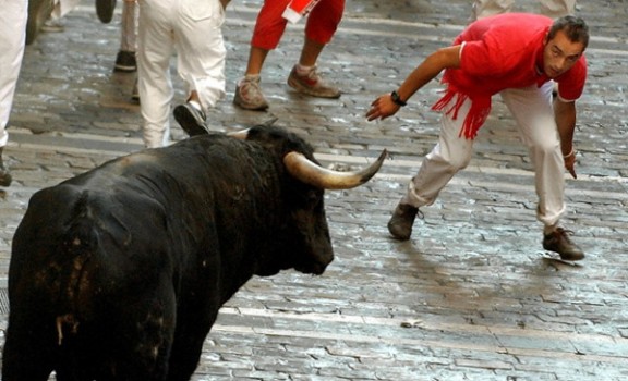 embestida o embestidura, mejor que embiste | FundéuRAE