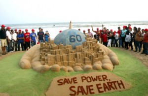 Escultura 'Salva la tierra y salva la energía' del artista indio Sudarshan Patnaik (2010)