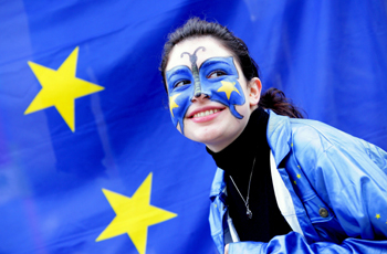 Una activista federalista junto a una bandera europea frente a la sede del Consejo Europeo en Bruselas, Bélgica (2007)