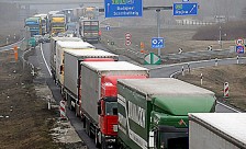 Camiones hacen cola en el punto fronterizo entre Hungría y Eslovaquia, en Rajka, Budapest (Hungría, 2010)