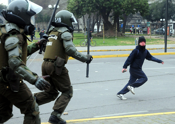 Resultado de imagen de chile  la policia carga