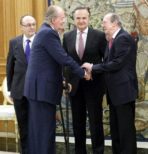 El Rey Juan Carlos saluda al director de la RAE, José Manuel Blecua. Foto: © Agencia Efe/Zipi.  