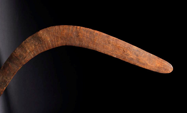 bumerán» o «búmeran», hispanización de «boomerang»
