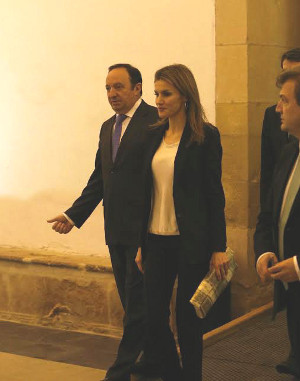 Doña Letizia caminando junto al presidente del Gobierno riojano, Pedro Sanz. Foto: ©Judith González