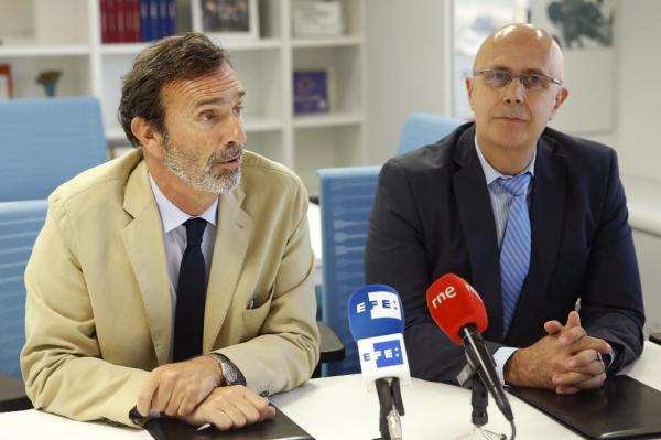 Joaquín Muller (Iz) y el presidente de  la AEMET, Ángel López, durante la firma del acuerdo. Foto: © Efe/Chema Moya