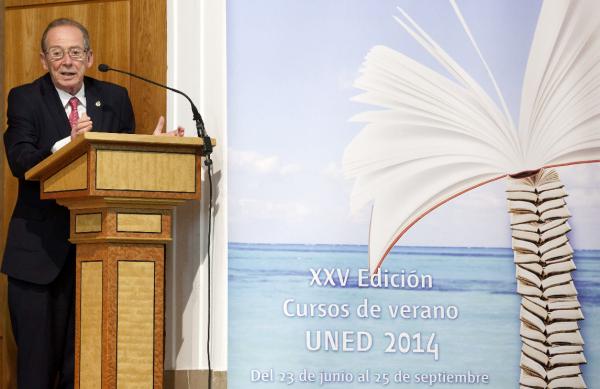 El director de la RAE, José Manuel Blecua, pronuncia su conferencia. Foto: ©Efe/Raúl Sanchidrián