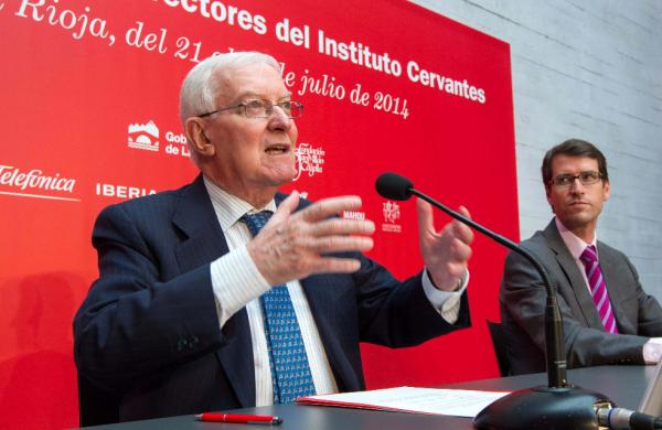 El director del Instituto Cervantes, Víctor García de la Concha (i), durante la rueda de prensa. Foto: © Efe/Raquel Manzanares