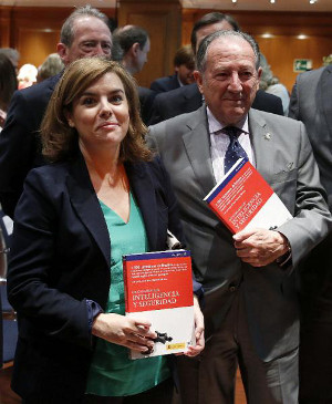 Soraya Sáenz de Santamaría junto a Félix Sanz Roldán, en la presentación del Diccionario. Foto: © EFE/Juan Carlos Hidalgo