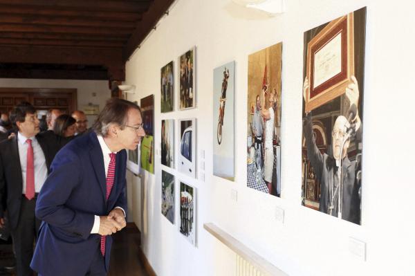 José Antonio Vera, observa una de las fotos de la exposición. Foto: © EFE/R. GARCIA