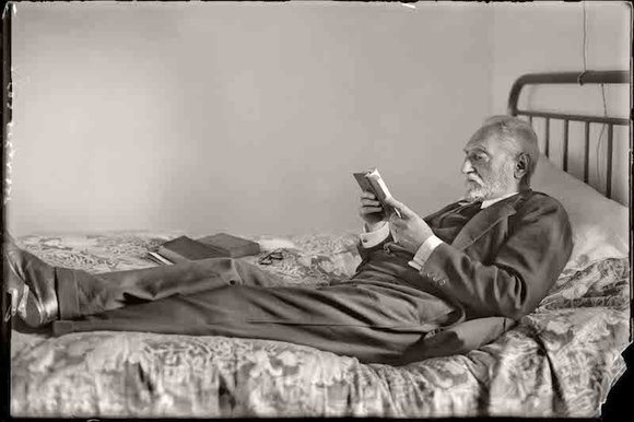 Cándido ANSEDE. Miguel de Unamuno leyendo en su casa de Salamanca, 1925. 