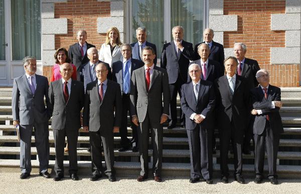 El rey Felipe VI junto a los miembros del Patronato de la Fundación pro Real Academia Española.  Foto ©EFE/Alberto Martín