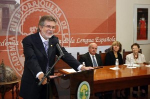 El director de la Academia Puertorriqueña de la Lengua Española, José Luis Vega, durante la conferencia «La lengua española en Puerto Rico: el rastro de su huella».
