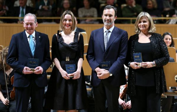 Los galardonados con los premios Efe Cultura:  Joaquín Müller (2d),  José Manuel Blecua (i), Isabel Suqué Mateu (2i), Carmen Mateu y la pianista Judith Jáuregui (d), en el Auditorio Nacional. Foto: ©Efe/Alberto Martín