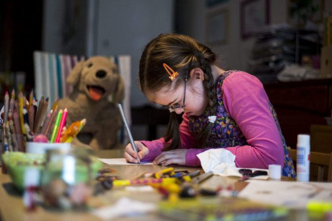 Szirka Voith, una niña húngara de nueve años con síndrome de Down, en su casa en Budapest (Hungría). / JANOS MARJAI (EFE)