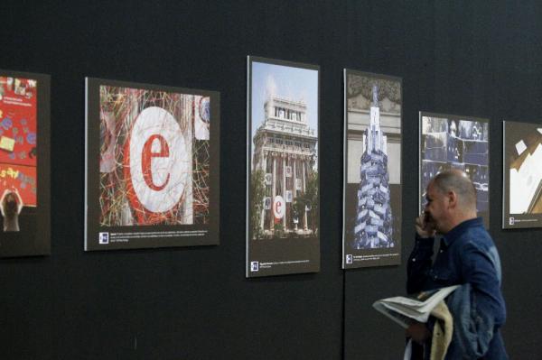 Exposición «Imágenes para palabras», organizada por la Agencia Efe en el Foro Internacional del Español. ©Efe/Víctor Lerena